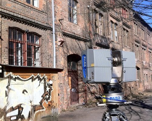 Faro-Laserscanner-vor-Fassade-Industriegebäude-Magdeburg